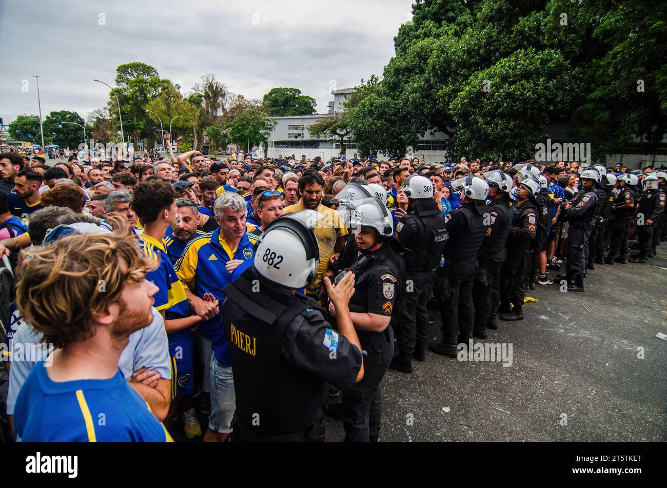 Rio de Janeiro, Brasilien. November 2023. Eine Menge von Fans der Boca Juniors warten auf die Polizei, um den Durchgang zum Maracana-Stadion in Rio de Janeiro (04) zu öffnen, von wo aus sie das Endspiel der Boca Juniors gegen Fluminse von der Copa Libertadores da America sehen werden. Das Endspiel der Copa Libertadores da America zwischen Fluminense und Boca Juniors endete mit 2:1. Der Sieg geht an Fluminense. (Credit Image: © Ramon Vellasco/SOPA Images via ZUMA Press Wire) NUR REDAKTIONELLE VERWENDUNG! Nicht für kommerzielle ZWECKE! Stockfoto