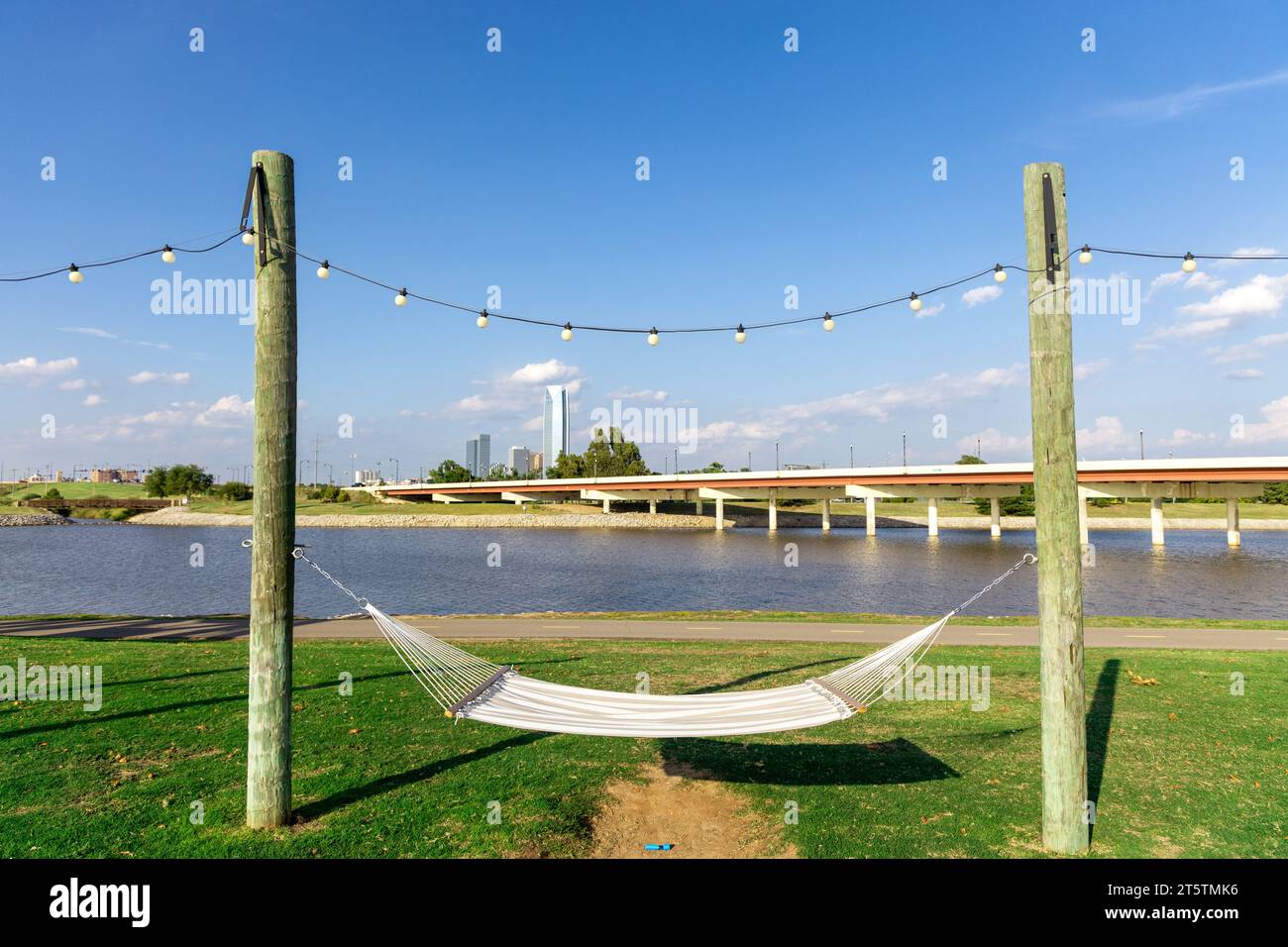 Oklahoma City, USA - 25. Oktober 2023: Ruhezone im Park mit Hängematte, Skyline, Stadtbild in Oklahoma City, Brücke über den Fluss. Stockfoto