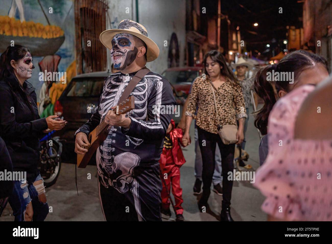 Mexiko, Mexiko. November 2022. In San Andrés Mixquic, einem magischen Viertel in Mexiko-Stadt, werden Kostüme getragen und der Tag der Toten gefeiert. Dies ist eine der wichtigsten Feierlichkeiten in Mexiko. Normalerweise treffen sich Menschen, um ihre Lieben auf dem Friedhof zu besuchen. Quelle: SOPA Images Limited/Alamy Live News Stockfoto