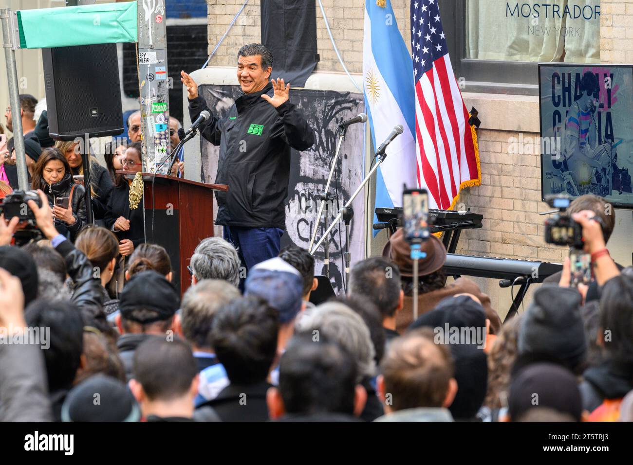 New York, USA. November 2023. Ydanis Rodriguez, Kommissar des Verkehrsministeriums von New York City, spricht an der Einweihungszeremonie der Charly García Corner und ehrt den argentinischen Musiker, der nach ihm die Kreuzung von Walker Street und Cortland Alley im Stadtteil Tribeca in Manhattan benennt. Garcia, eine der führenden Persönlichkeiten des lateinamerikanischen Rock, veröffentlichte heute vor 40 Jahren sein Album „Clics Modernos“ mit einem Coverfoto von Garcia in derselben Ecke. Quelle: Enrique Shore/Alamy Live News Stockfoto