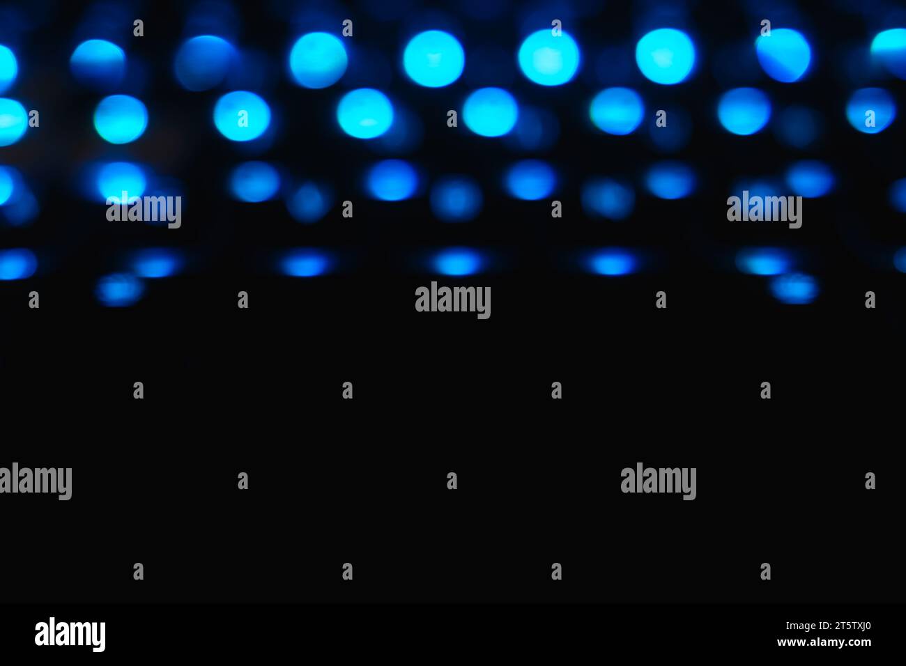 Leuchtende blaue Bokeh-Bälle auf schwarzem Hintergrund Stockfoto