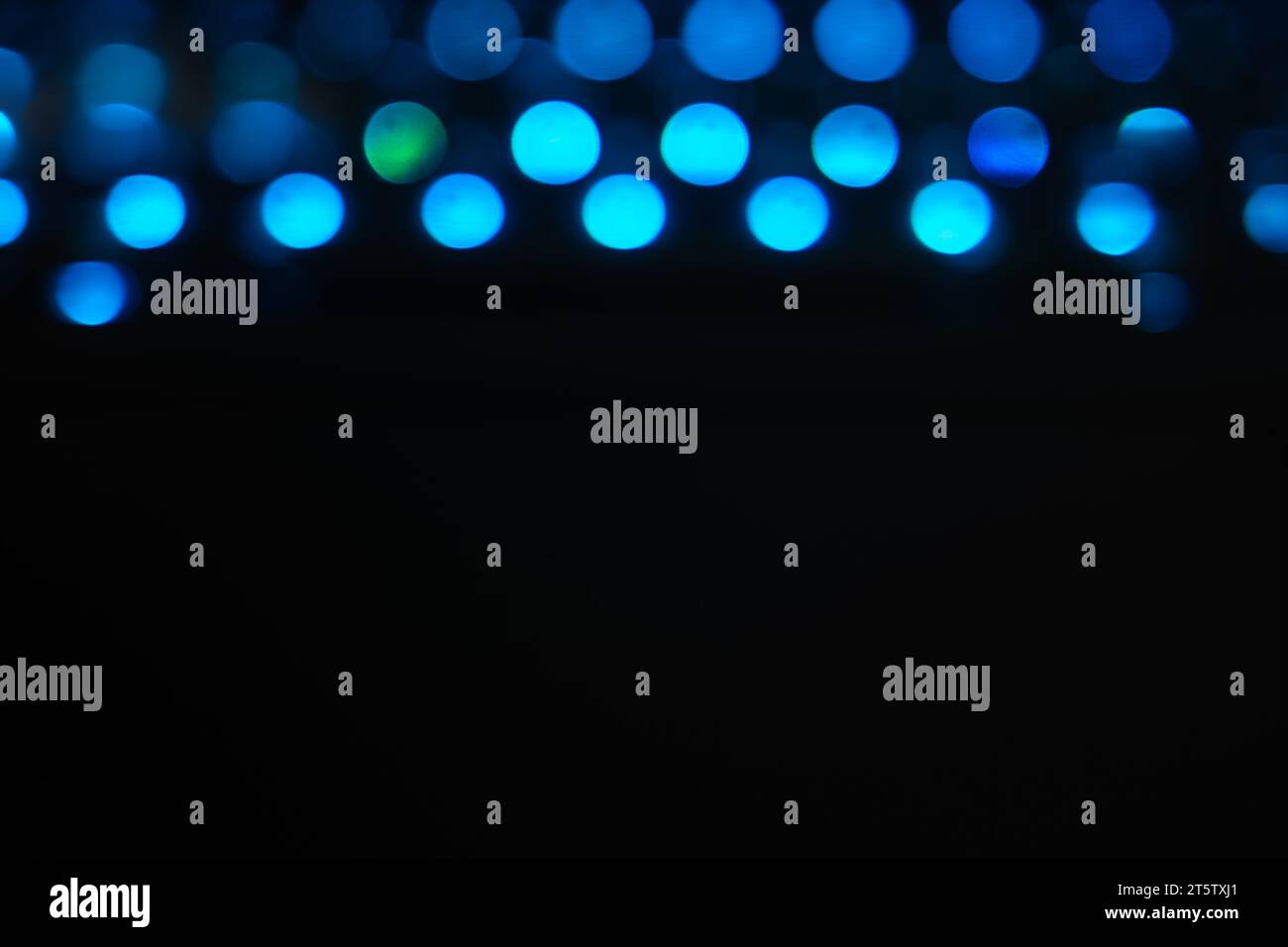 Leuchtende blaue Bokeh-Bälle auf schwarzem Hintergrund Stockfoto