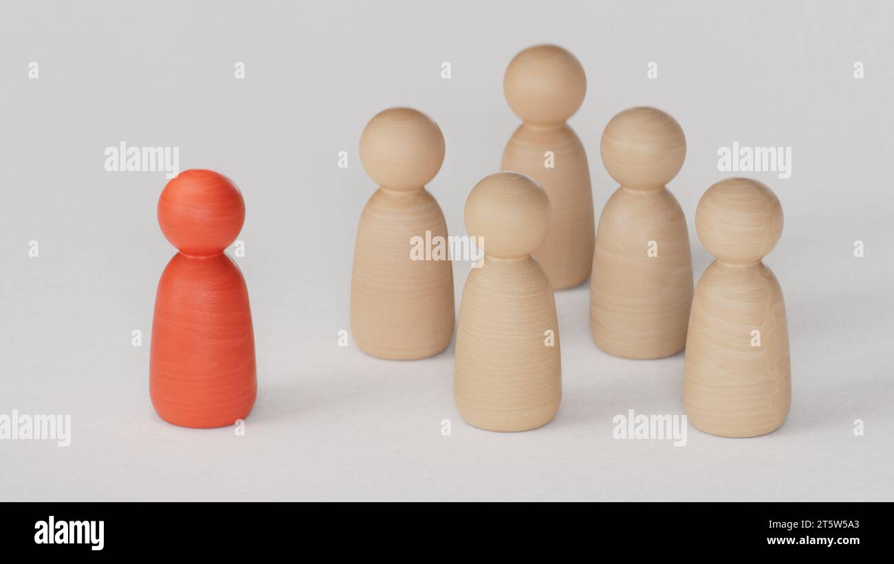 Führung und soziale Distanzierung mit Holzfigur oder Team of Working Business.3D-Rendering auf weißem Hintergrund. Stockfoto