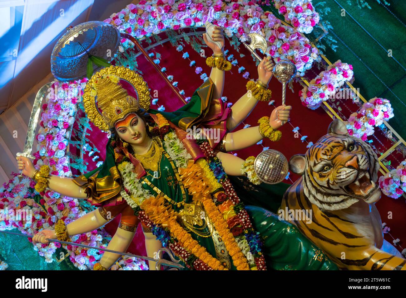 Ein wunderschönes Idol von Maa Durga, der während Navratri in Mumbai, Indien, bei einem Pandal verehrt wird Stockfoto