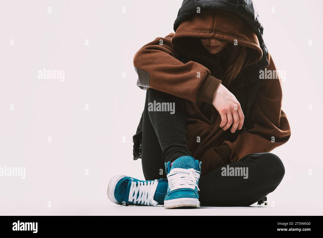 Frau im besinnlichen Sitzen, Emotionen im Hoodie verborgen Stockfoto