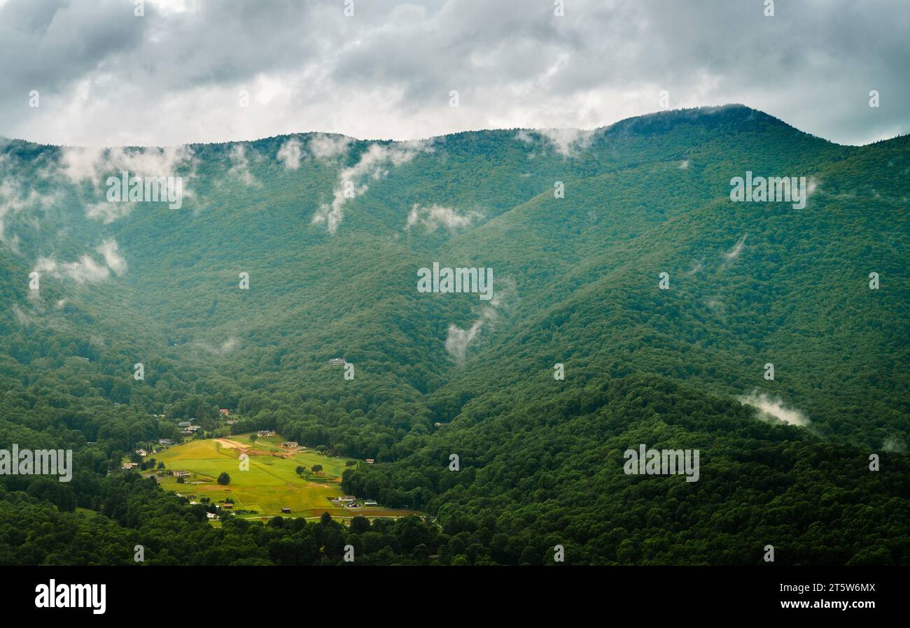 Eine kleine Wohnsiedlung in den Smokie Mountains in der Nähe von Maggie Valley, North Carolina Stockfoto