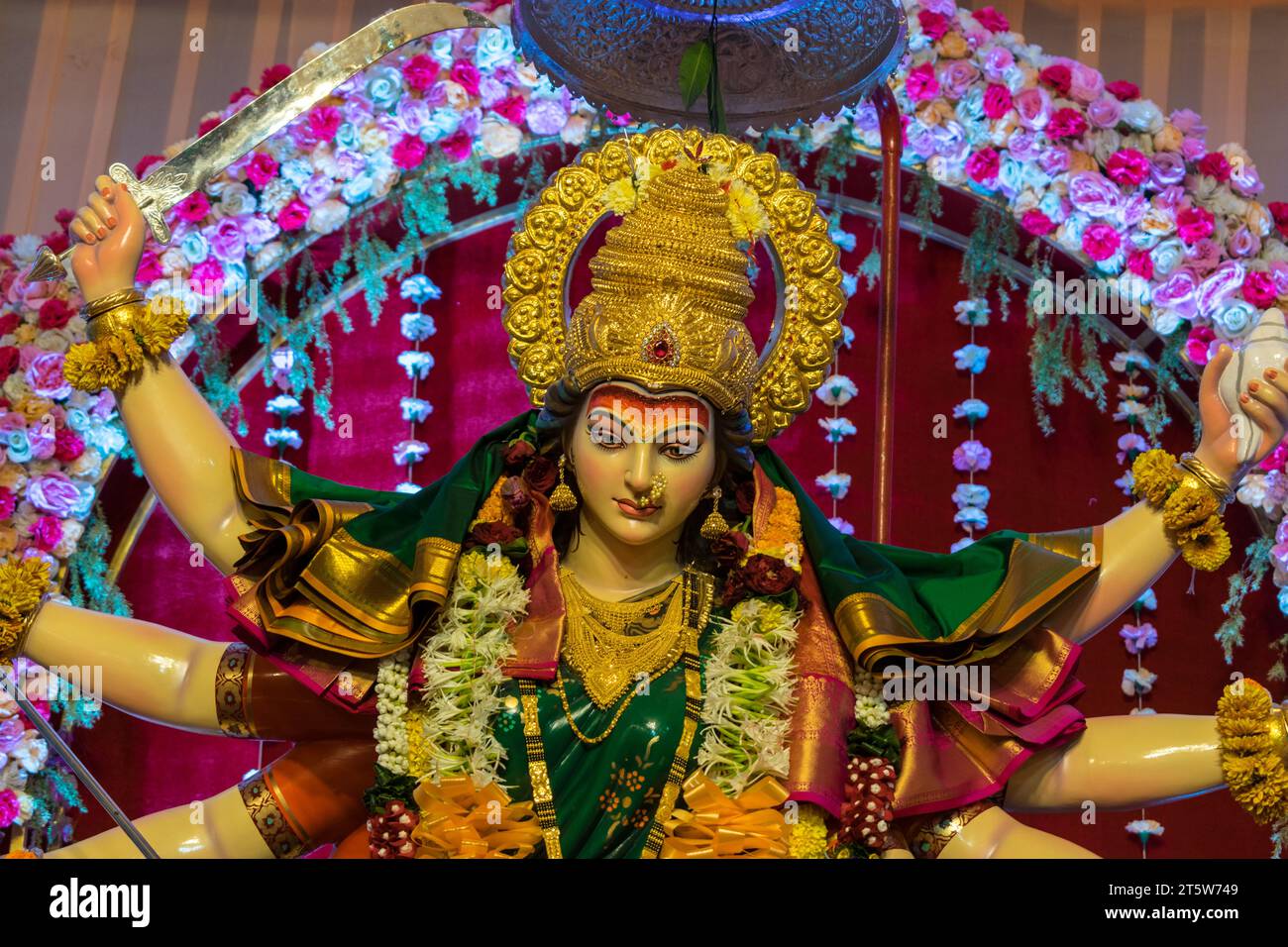 Ein wunderschönes Idol von Maa Durga, der während Navratri in Mumbai, Indien, bei einem Pandal verehrt wird Stockfoto
