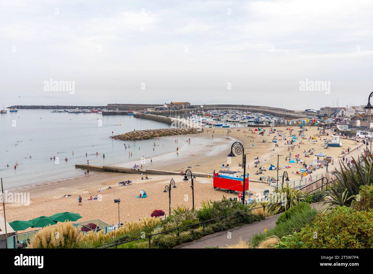 Lyme Regis Küstenstadt, Sandstrand und Cobb und Blick über die Stadt und Strand Strandpromenade, Dorset, England, UK, 2023 Stockfoto