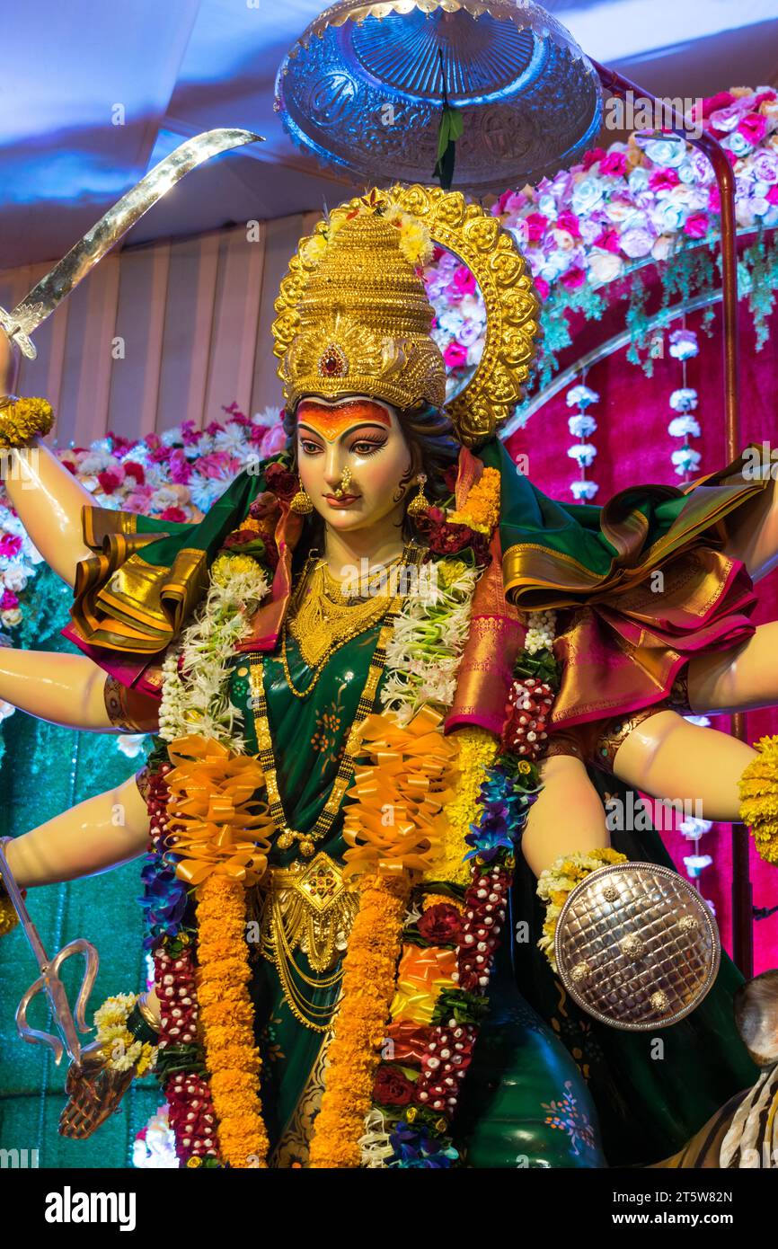Ein wunderschönes Idol von Maa Durga, der während Navratri in Mumbai, Indien, bei einem Pandal verehrt wird Stockfoto