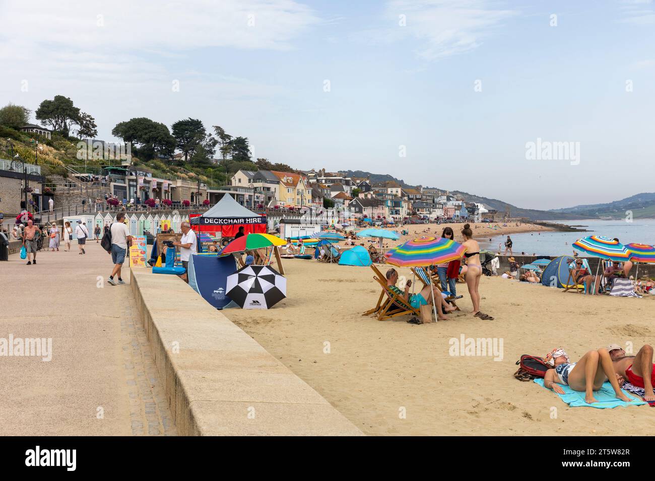 Lyme Regis Dorset England, die Menschen genießen einen warmen Herbsttag am Strand in diesem englischen Seebad, UK, 2023 Stockfoto