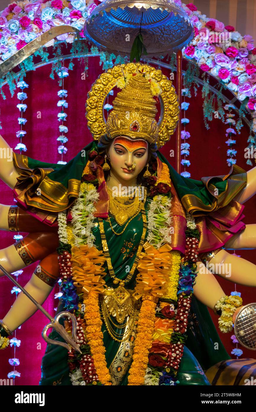 Ein wunderschönes Idol von Maa Durga, der während Navratri in Mumbai, Indien, bei einem Pandal verehrt wird Stockfoto