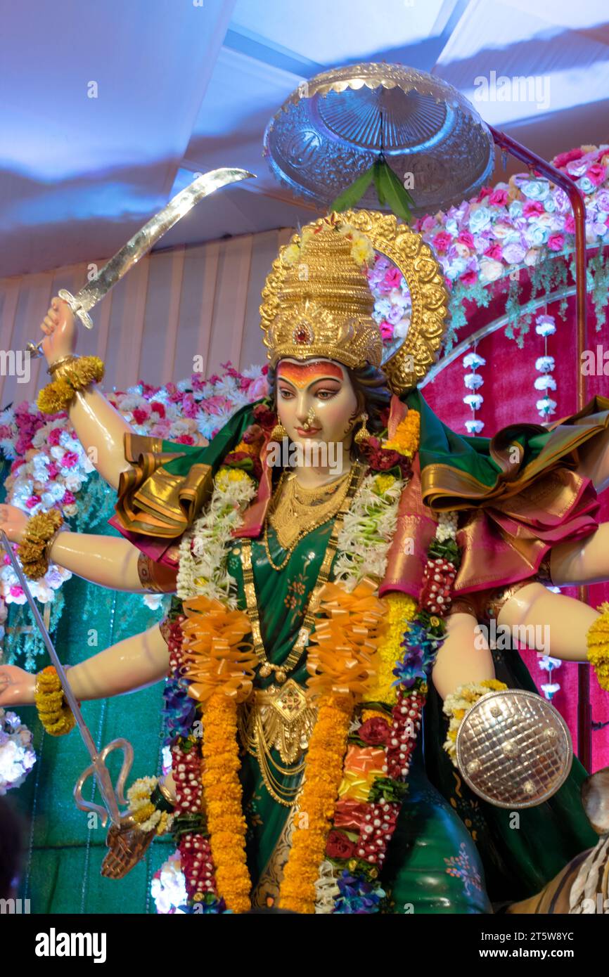 Ein wunderschönes Idol von Maa Durga, der während Navratri in Mumbai, Indien, bei einem Pandal verehrt wird Stockfoto