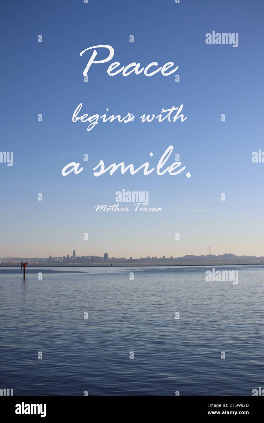 Zitat. Motivierende und inspirierende Zitate – Frieden beginnt mit einem Lächeln. Stockfoto