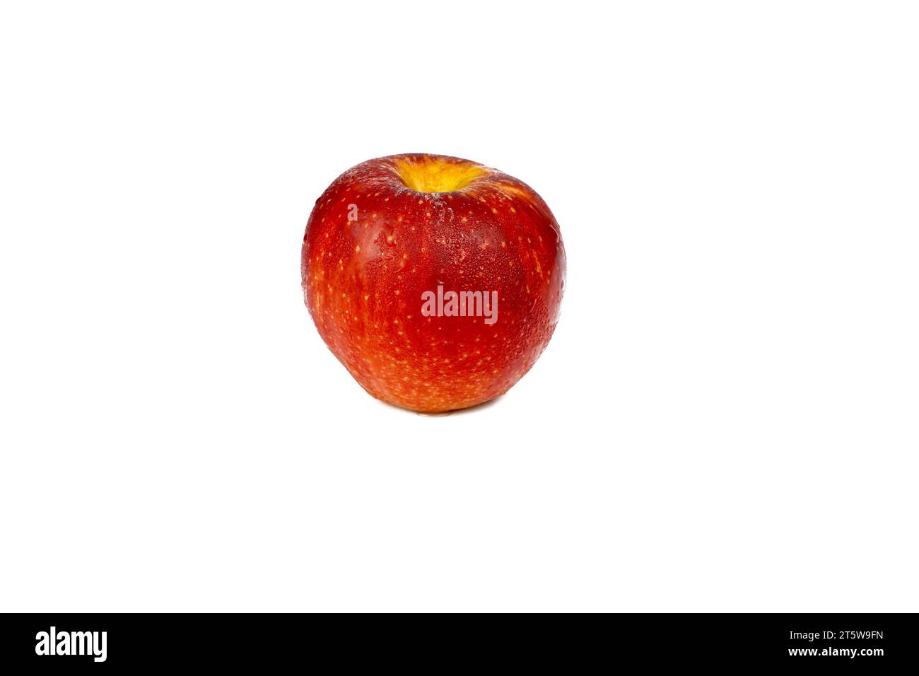 Rot Gepunkteter Apfel Mit Wassertropfen Auf Weißem Hintergrund Stockfoto