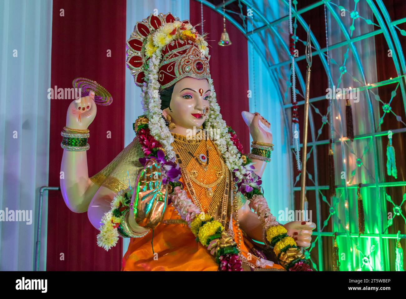 Ein wunderschönes Idol von Maa Durga, der während Navratri in Mumbai, Indien, bei einem Pandal verehrt wird Stockfoto