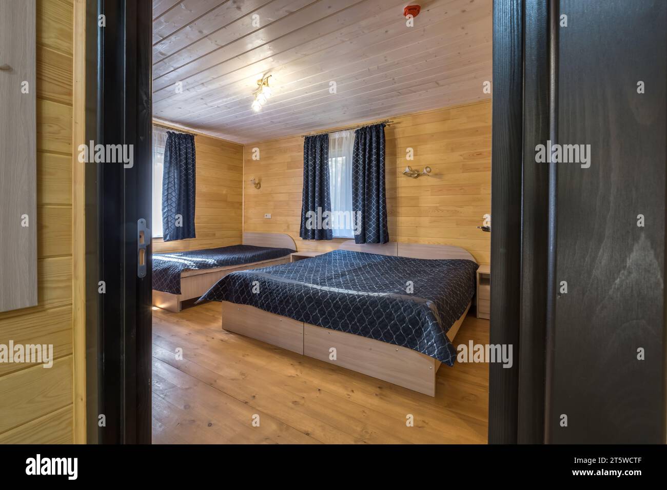 Innenraum des Öko-Schlafzimmers aus Holz in Studio-Apartments, Herberge oder Gehöft Stockfoto