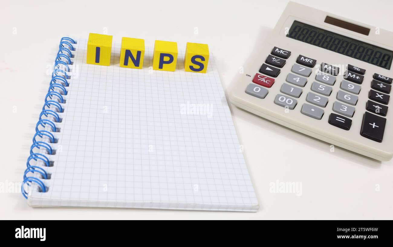Einzelnes Wort „INPS“ auf Holzblock. Steuern auf das Konzept, italienische Regierungsreform. Notizbuch auf dem Tisch. Stockfoto Einzelnes Wort „INPS“ auf Holzblock. Steuern auf das Konzept, italienische Regierungsreform. Notizbuch auf dem Tisch. Stockfoto