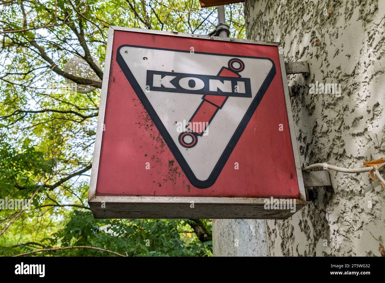 Bordeaux , Frankreich - 10 31 2023 : KONI Logo Marke und Textzeichen Oldtimer Garage Station Car führender Hersteller von leistungsstarken und einstellbaren Stoßdämpfern abs Stockfoto
