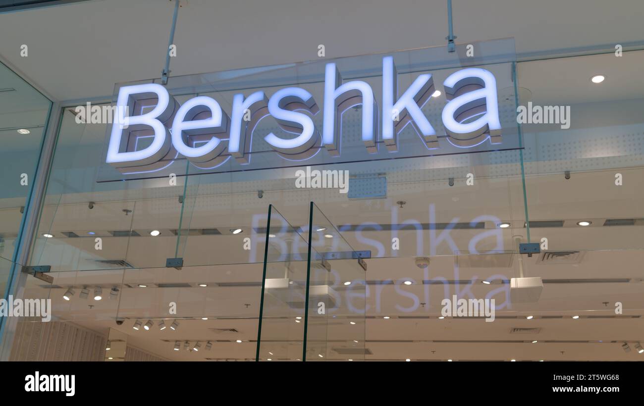 Bordeaux , Frankreich - 11 04 2023 : Bershka Logo Marke Boutique und Zeichen Text Fenster vordere Wand Fassade des Ladeneingangs Mode Kette Bekleidungsgeschäft Stockfoto