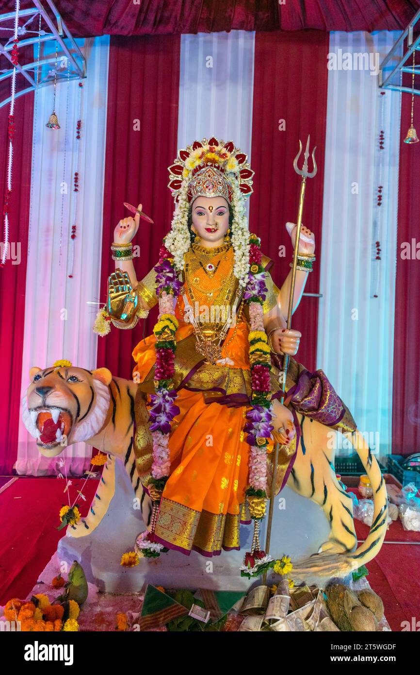 Ein wunderschönes Idol von Maa Durga, der während Navratri in Mumbai, Indien, bei einem Pandal verehrt wird Stockfoto