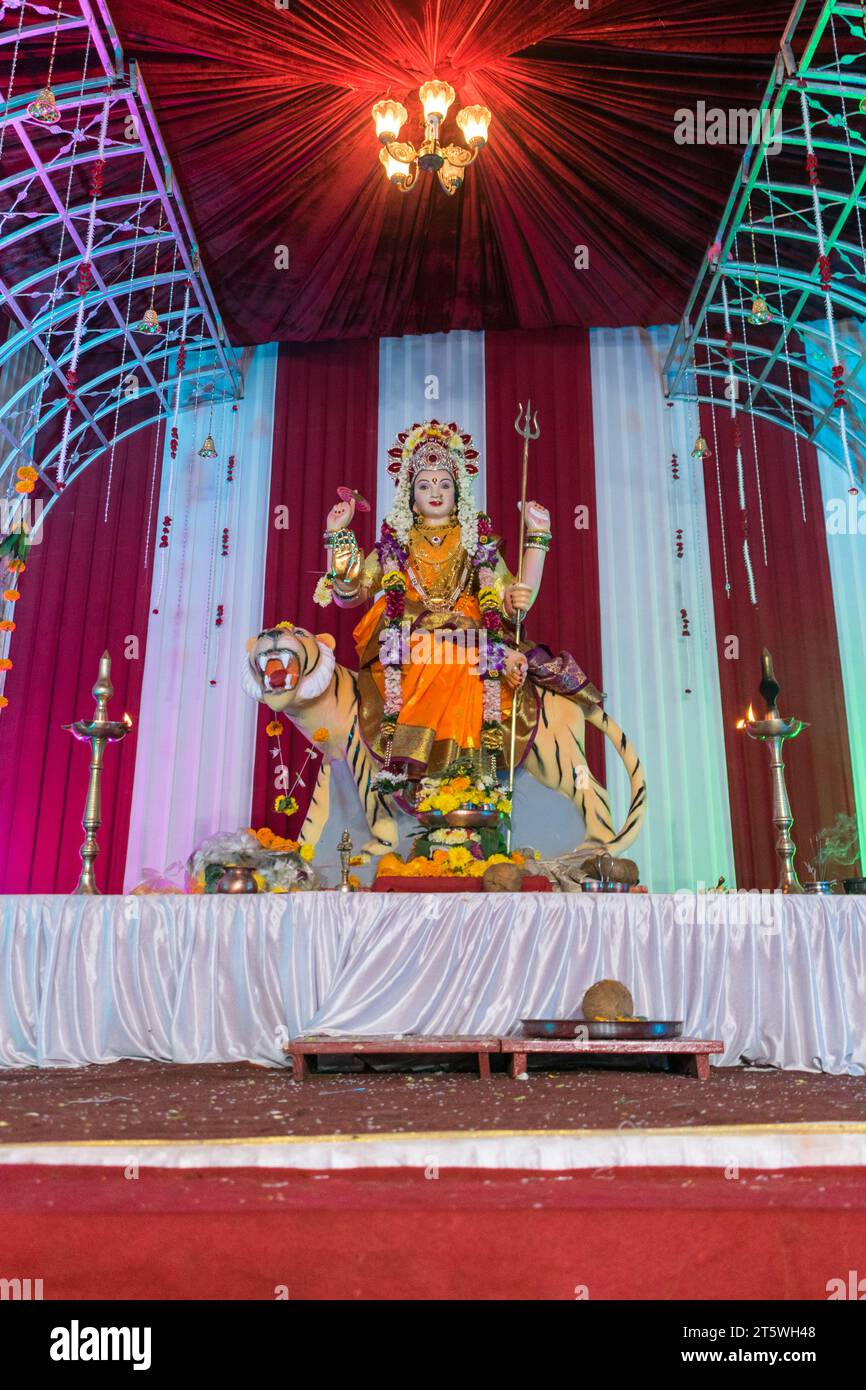 Ein wunderschönes Idol von Maa Durga, der während Navratri in Mumbai, Indien, bei einem Pandal verehrt wird Stockfoto