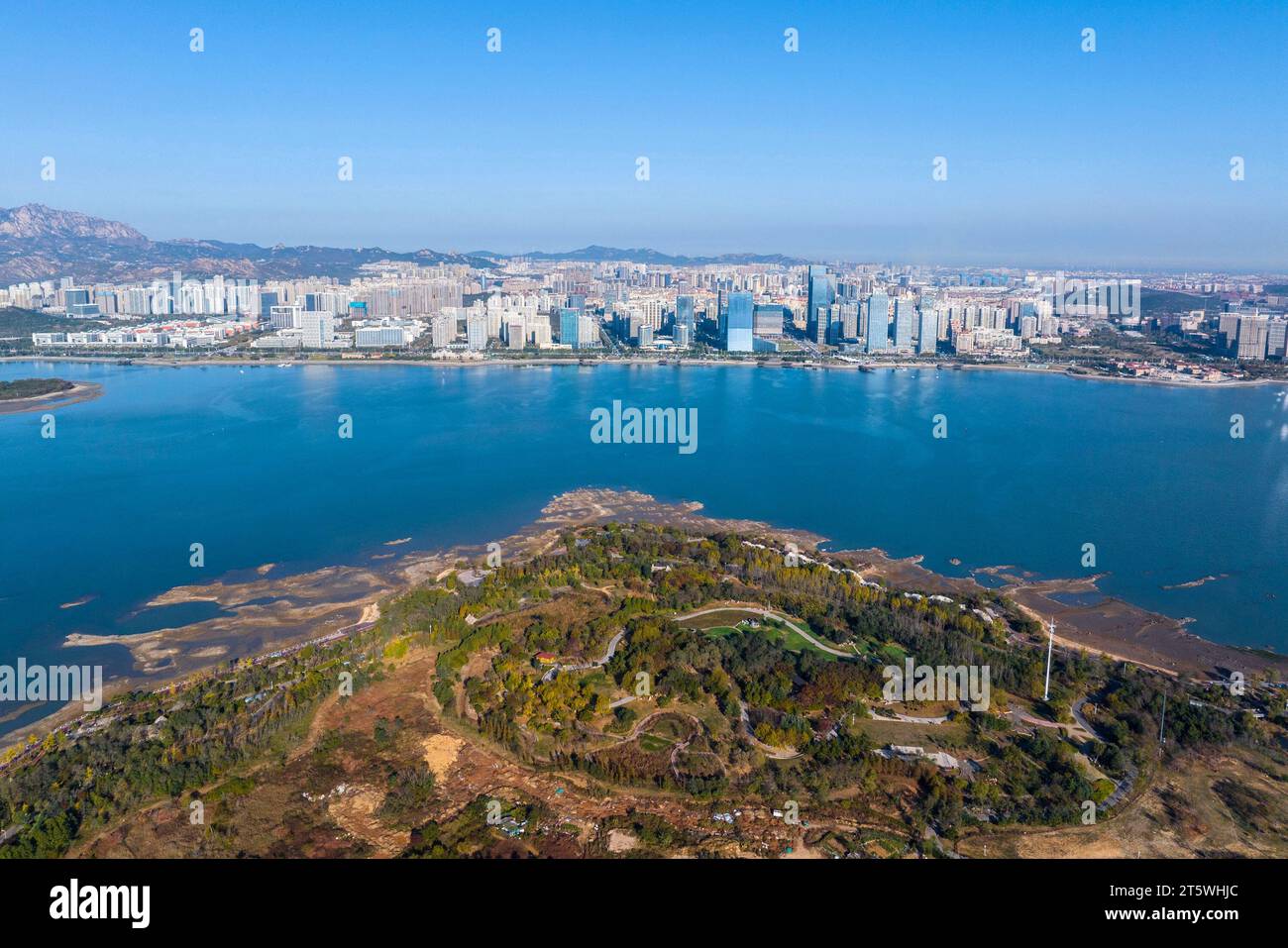 QINGDAO, CHINA - 7. NOVEMBER 2023 - die farbenfrohe Landschaft des Tangdaowan National Wetland Park ist in Qingdao, Provinz Shandong, China, am 7. November 2023 zu sehen Stockfoto