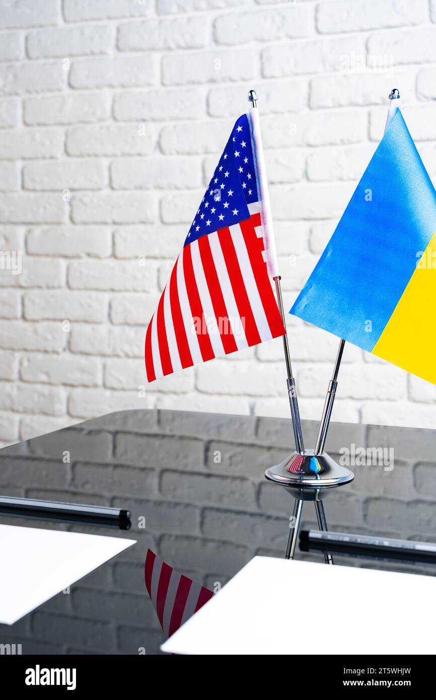 Die Flagge der USA und der Ukraine steht auf dem Verhandlungstisch Stockfoto