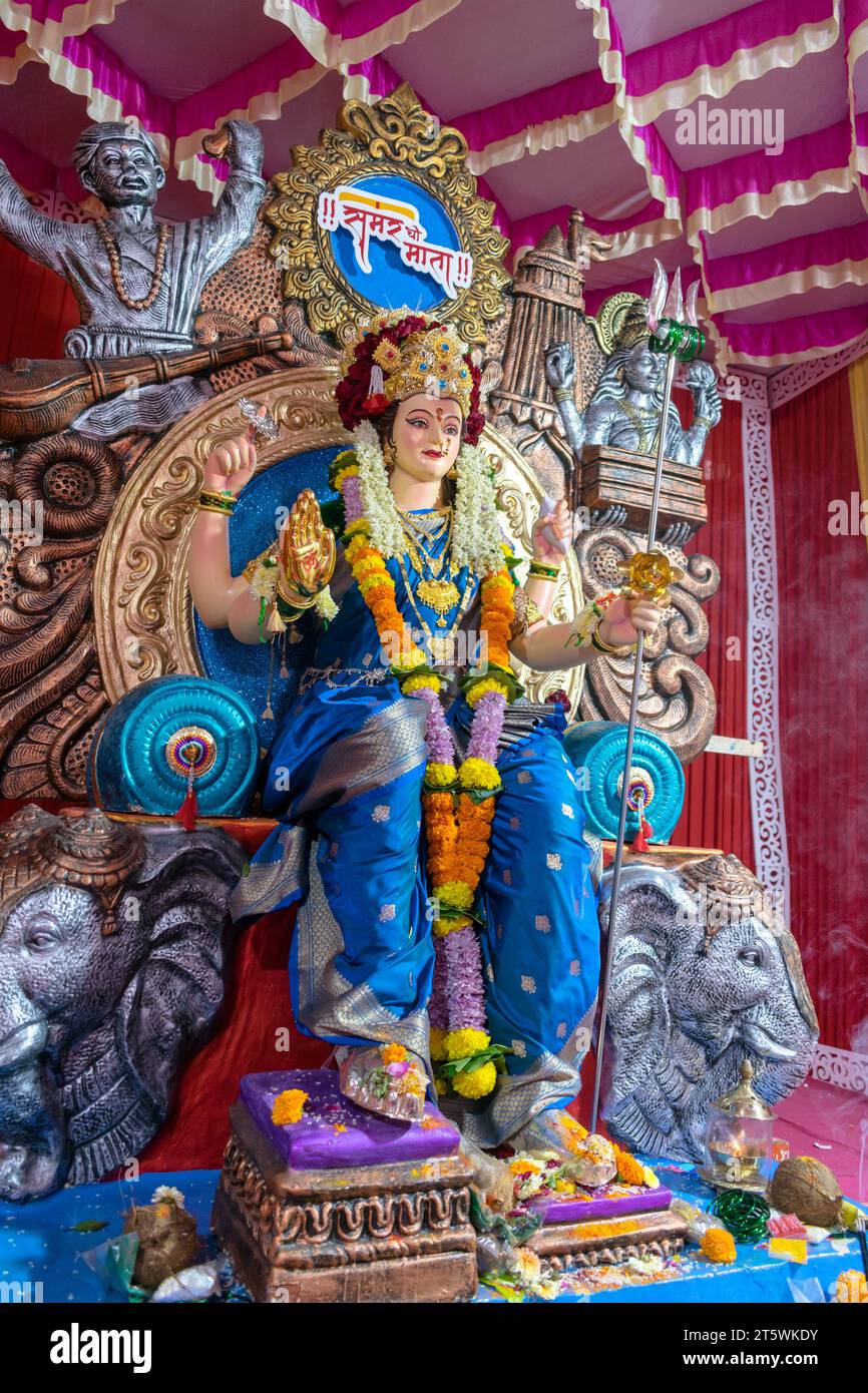 Ein wunderschönes Idol von Maa Durga, der während Navratri in Mumbai, Indien, bei einem Pandal verehrt wird Stockfoto
