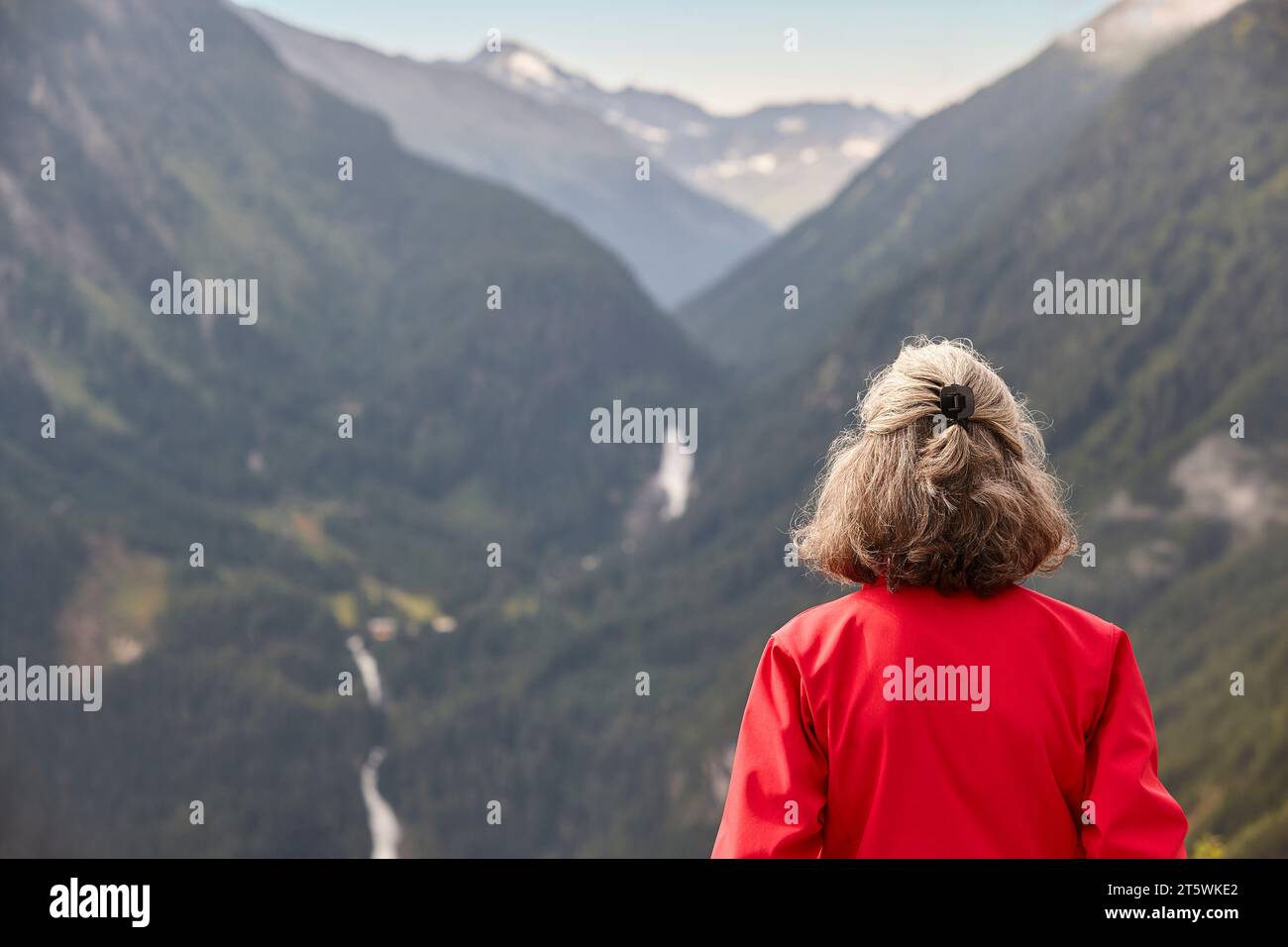 Frau, die den Krimml-Wasserfall aussieht. Naturdenkmal im Salzburger Land. Österreich Stockfoto