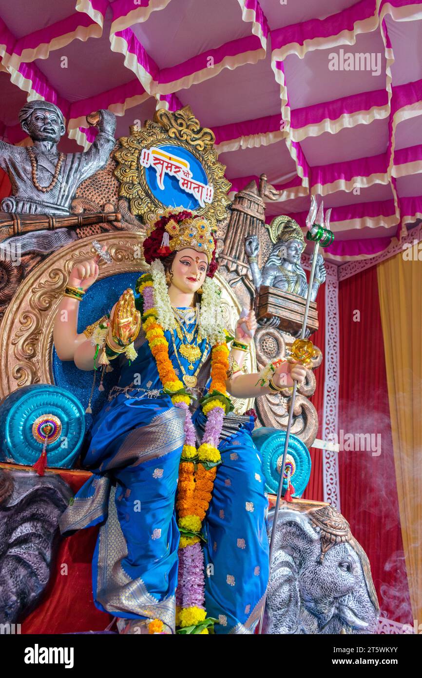 Ein wunderschönes Idol von Maa Durga, der während Navratri in Mumbai, Indien, bei einem Pandal verehrt wird Stockfoto