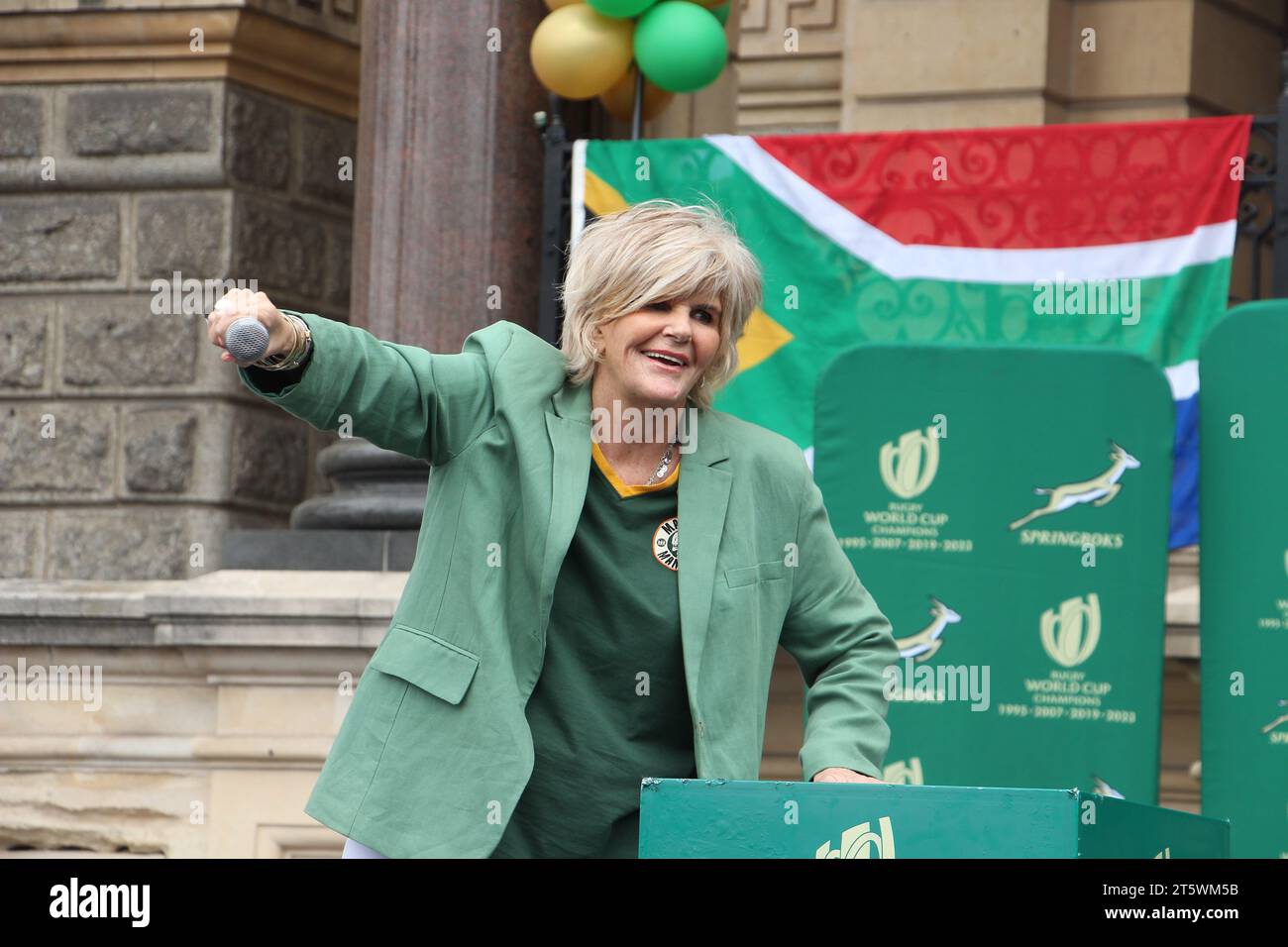 03. November 2023 - die Zuschauer unterstützen das Springbok Rugby-Team auf den Straßen Kapstadts. Das südafrikanische Rugby-Team ist zum vierten Mal mit der Weltmeisterschaft zurückgekehrt. Dies war Teil ihrer Siegesreise durch Südafrika. Sänger PJ macht Fans. Stockfoto