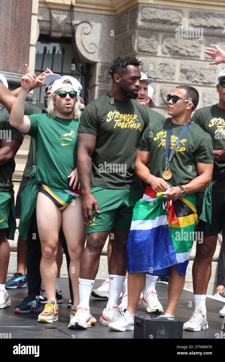 03. November 2023 - die Zuschauer unterstützen das Springbok Rugby-Team auf den Straßen Kapstadts. Das südafrikanische Rugby-Team ist zum vierten Mal mit der Weltmeisterschaft zurückgekehrt. Dies war Teil ihrer Siegesreise durch Südafrika. FAF de Klerk, Siya Kolisi und Cheslin Kolbe. Stockfoto