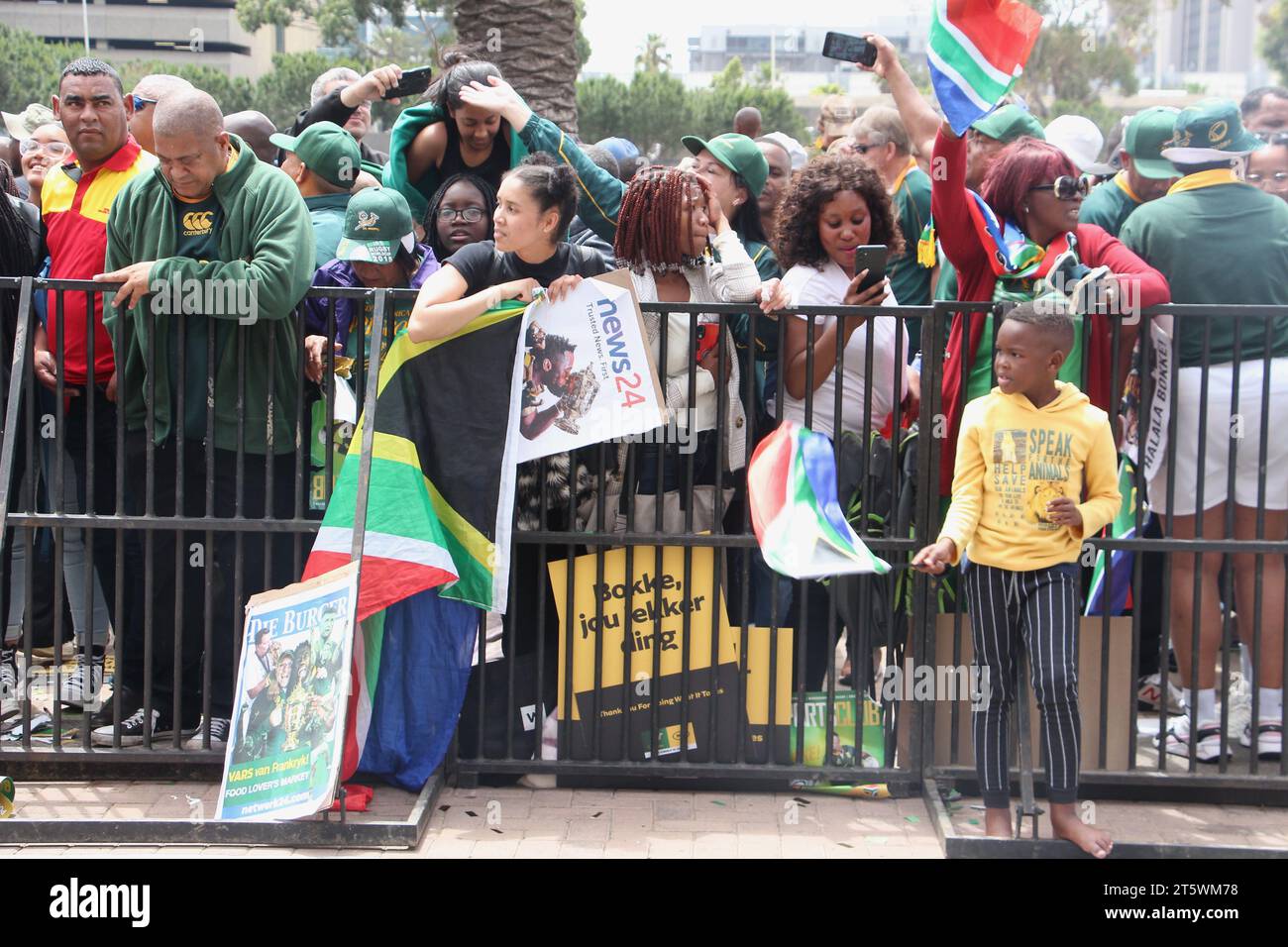 03. November 2023 - die Zuschauer unterstützen das Springbok Rugby-Team auf den Straßen Kapstadts. Das südafrikanische Rugby-Team ist zum vierten Mal mit der Weltmeisterschaft zurückgekehrt. Dies war Teil ihrer Siegesreise durch Südafrika. Stockfoto