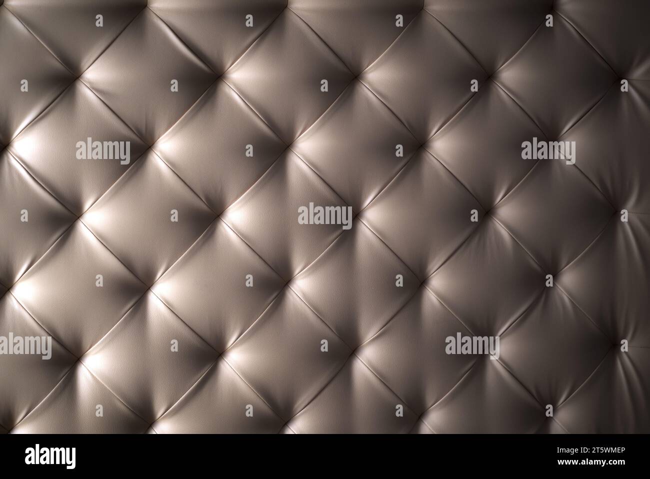 Möbeldesign, klassisches Interieur und modernes Materialkonzept - graues minimalistisches Lederpolstersofa, Bettkopfteil Stockfoto