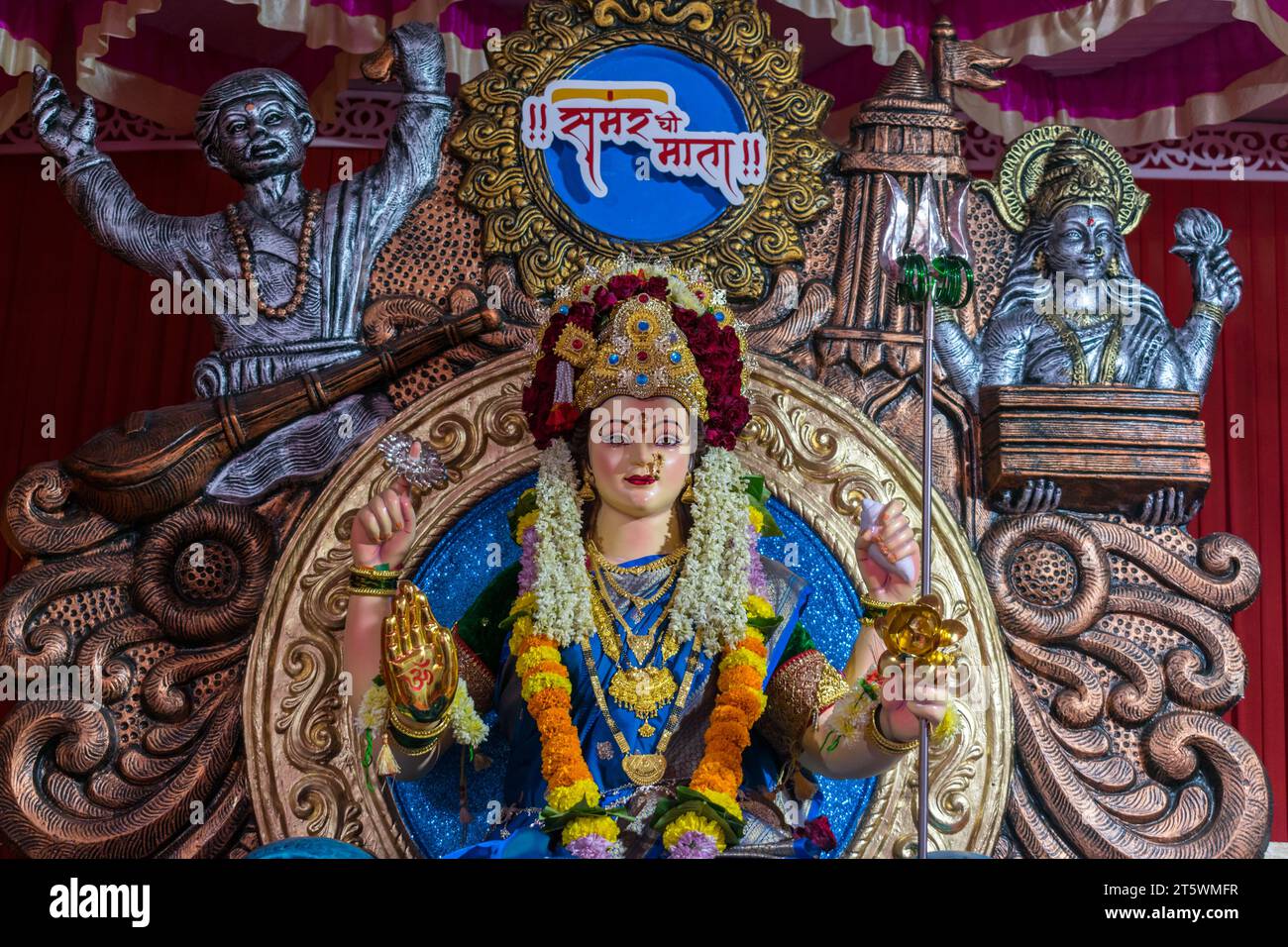 Ein wunderschönes Idol von Maa Durga, der während Navratri in Mumbai, Indien, bei einem Pandal verehrt wird Stockfoto