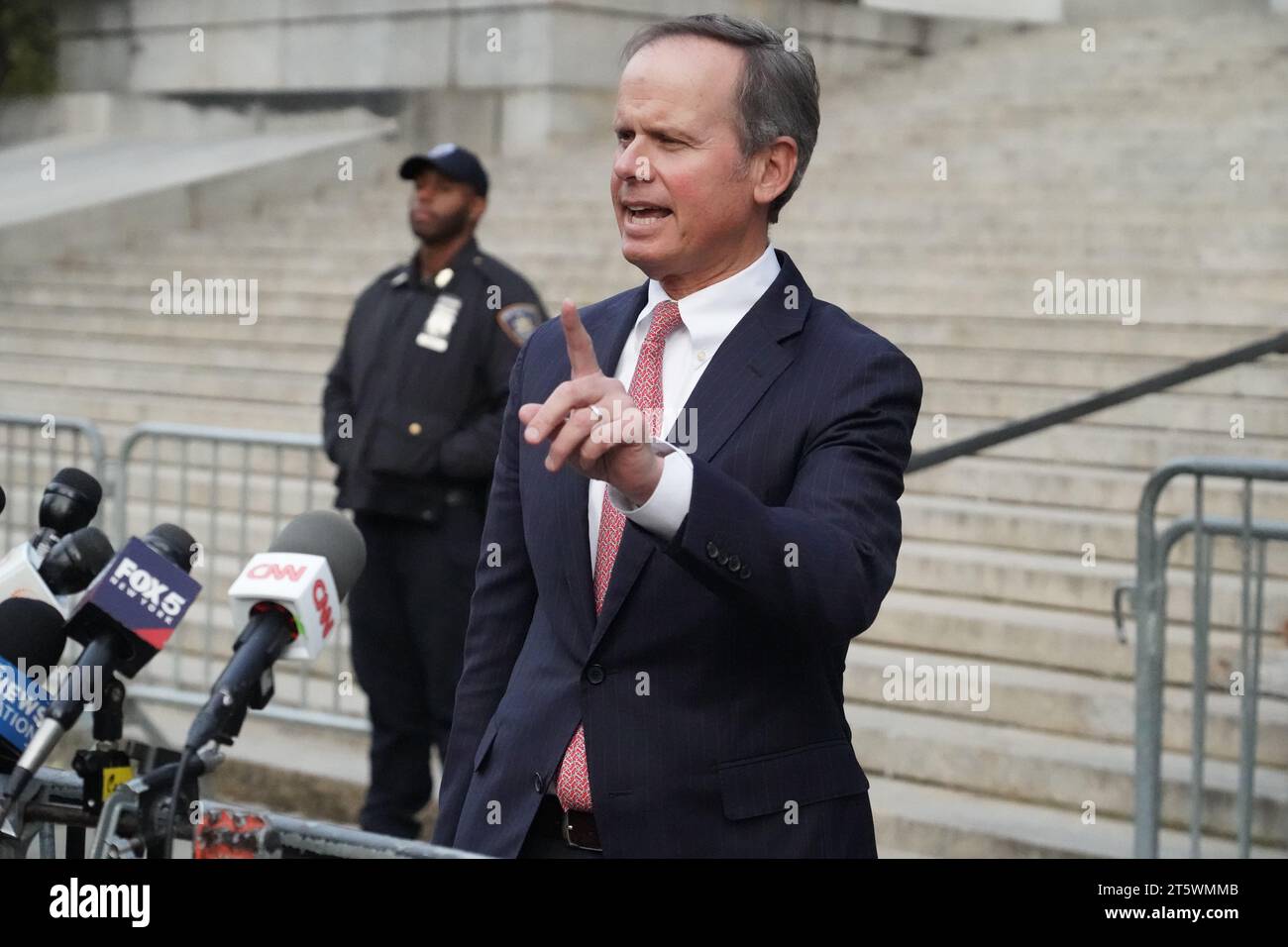 New York, Usa. November 2023. Christopher Kise, Rechtsanwalt von Donald Trump, spricht vor dem Gebäude des Obersten Gerichtshofs von New York mit der Presse, als er das Gebäude verlässt und sagt: „Trump war der beste Zeuge, den er je hatte“. (Foto: Catherine Nance/SOPA Images/SIPA USA) Credit: SIPA USA/Alamy Live News Stockfoto