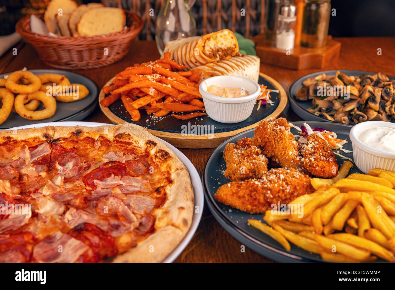 Brunch-Tisch mit verschiedenen köstlichen Speisen im Restaurant Stockfoto