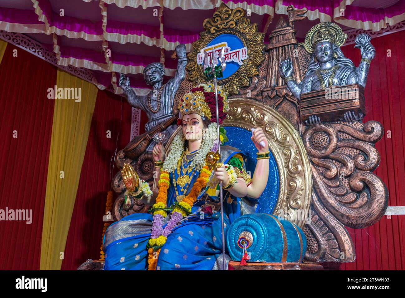 Ein wunderschönes Idol von Maa Durga, der während Navratri in Mumbai, Indien, bei einem Pandal verehrt wird Stockfoto