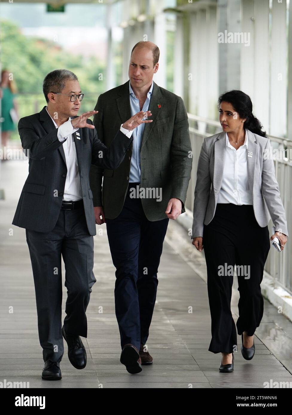 Der Prince of Wales während seines Besuchs im EcoLabs Centre of Innovation for Energy an der Nanyang Technological University, Singapur, um die Bedeutung von Gründerzentren für Umweltinnovatoren hervorzuheben. Bilddatum: Dienstag, 7. November 2023. Stockfoto