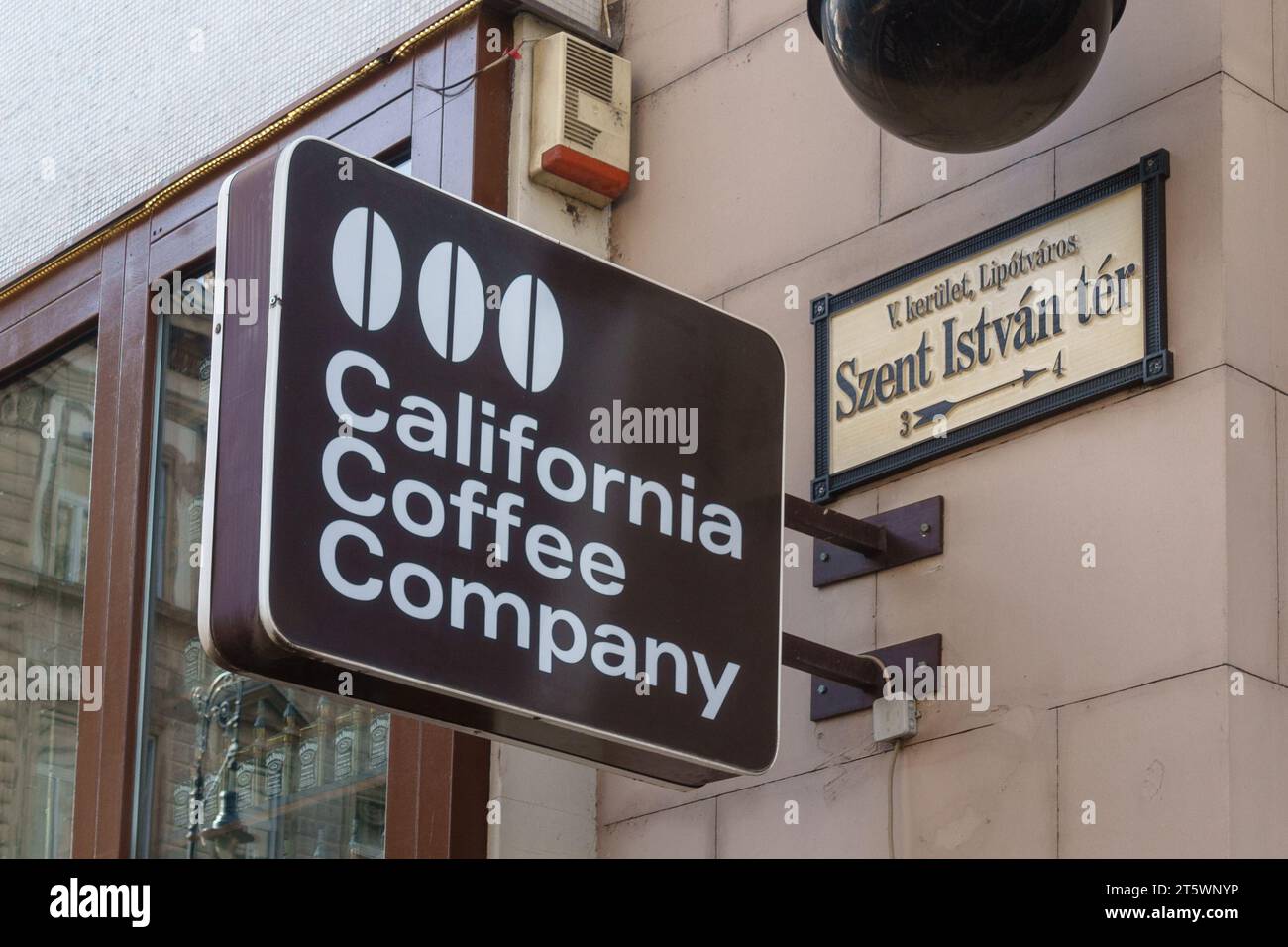 Ein Schild für die California Coffee Company in Budapest Stockfoto