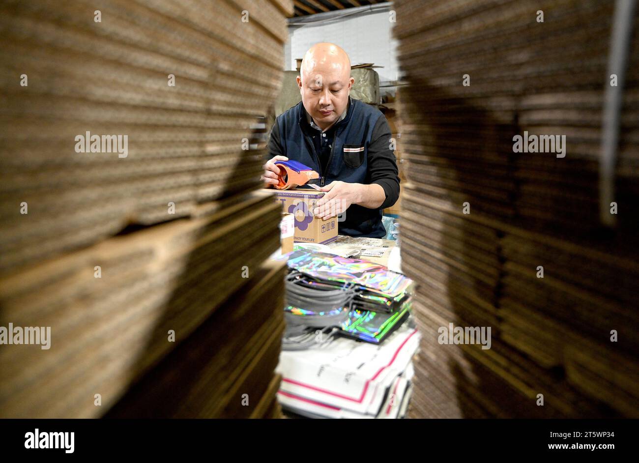 HANDAN, CHINA - 7. NOVEMBER 2023 - Ein Mitarbeiter eines E-Commerce-Unternehmens verpackt Produkte in Handan, Provinz Hebei, China, 7. November 2023. Stockfoto