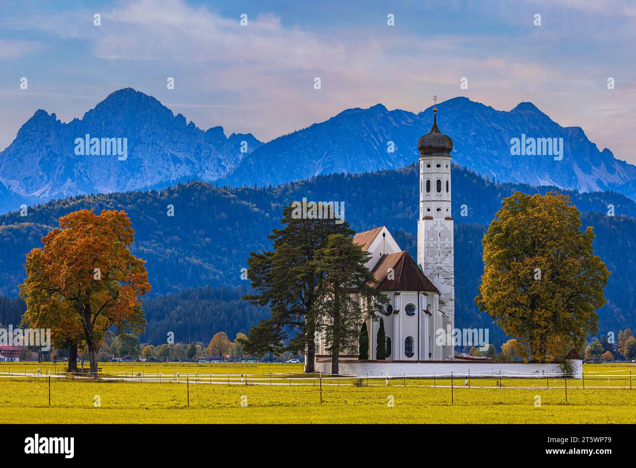 Herbst in der Wallfahrtskirche St. Coloman, bei Schwangau, Bayern, Deutschland. Stockfoto