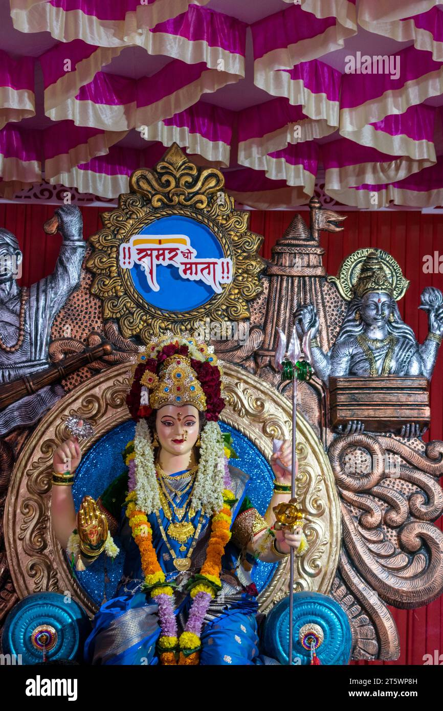 Ein wunderschönes Idol von Maa Durga, der während Navratri in Mumbai, Indien, bei einem Pandal verehrt wird Stockfoto