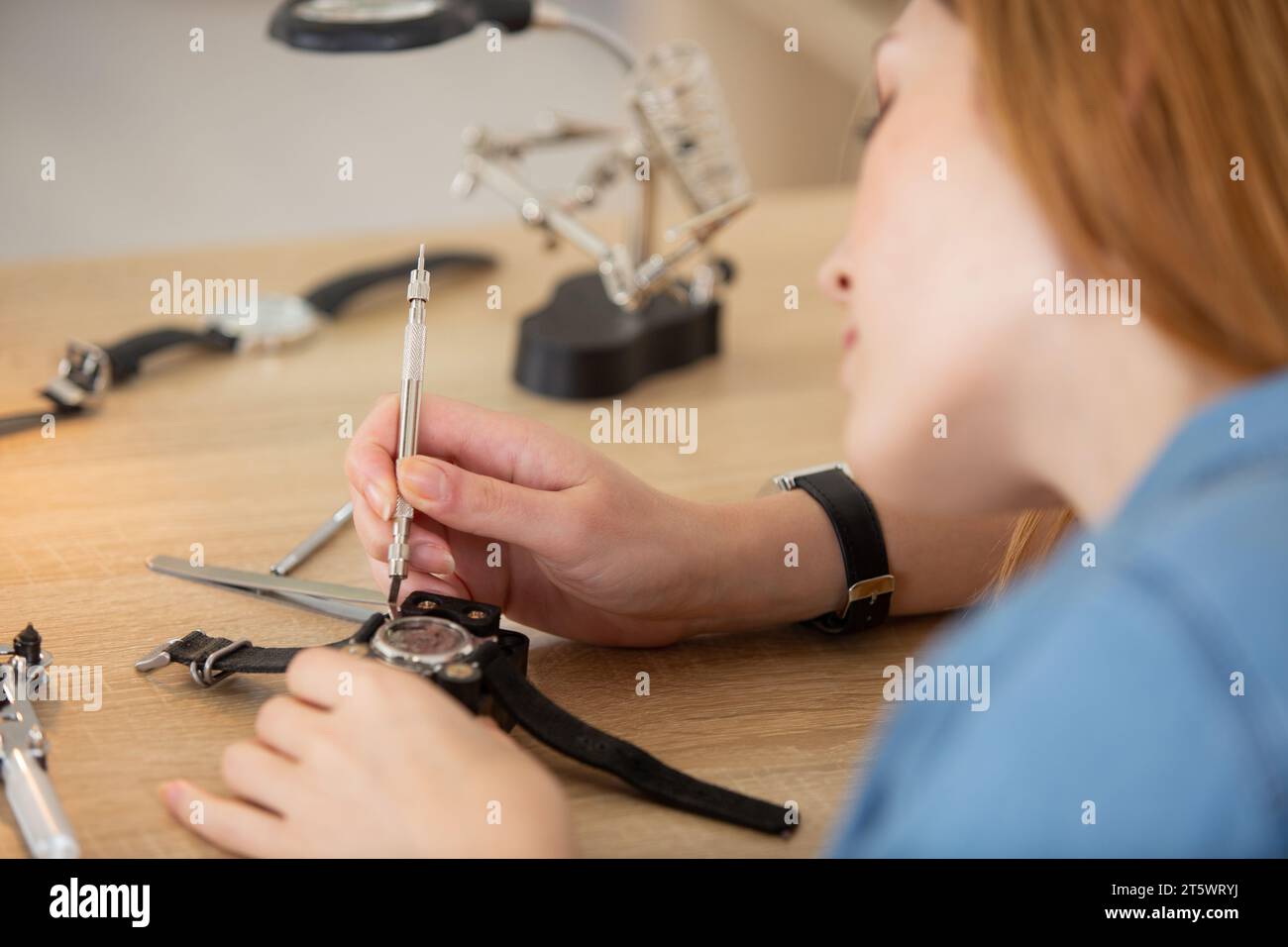 Frau ersetzt ein Uhrenarmband Stockfoto