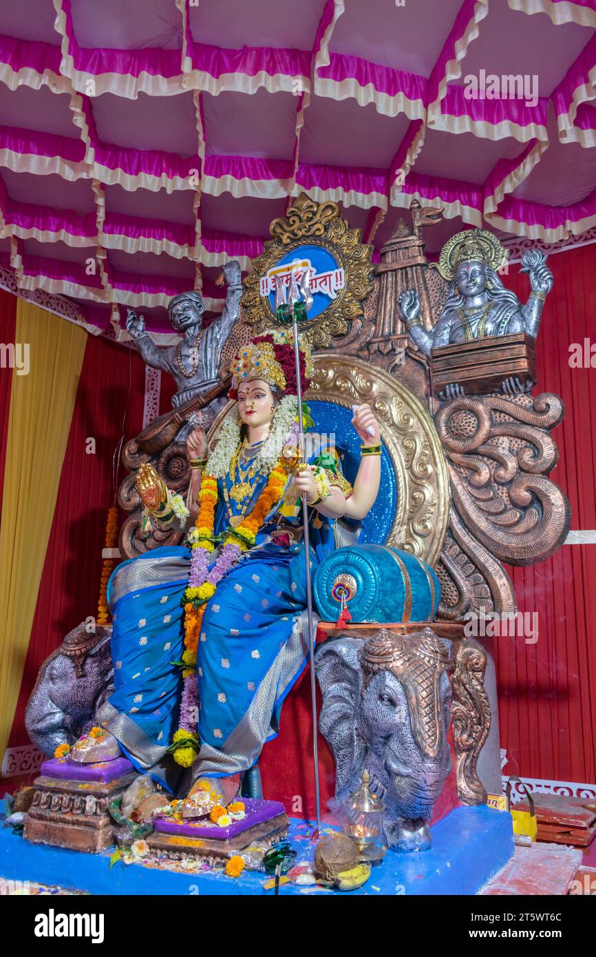 Ein wunderschönes Idol von Maa Durga, der während Navratri in Mumbai, Indien, bei einem Pandal verehrt wird Stockfoto