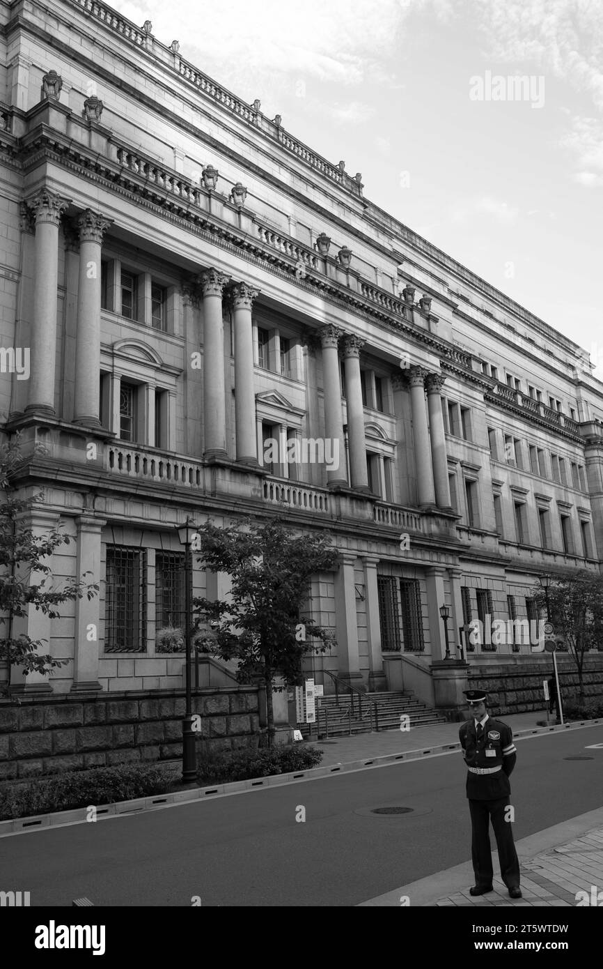 Tokio, Japan. November 2023. Außerhalb des Hauptquartiers der Bank of Japan, auf Japanisch als Nichigin (Æ-¥ éŠ€) bekannt. Die Bank of Japan soll die Zinssätze erhöhen, nachdem sie ihre Kontrolle über die Anleihenrenditen gelockert hat, um die Inflation in der japanischen Wirtschaft zu verringern. Der japanische Yen ist für einen US-Dollar auf über 150 Yen gefallen. (Kreditbild: © Taidgh Barron/ZUMA Press Wire) NUR REDAKTIONELLE VERWENDUNG! Nicht für kommerzielle ZWECKE! Stockfoto