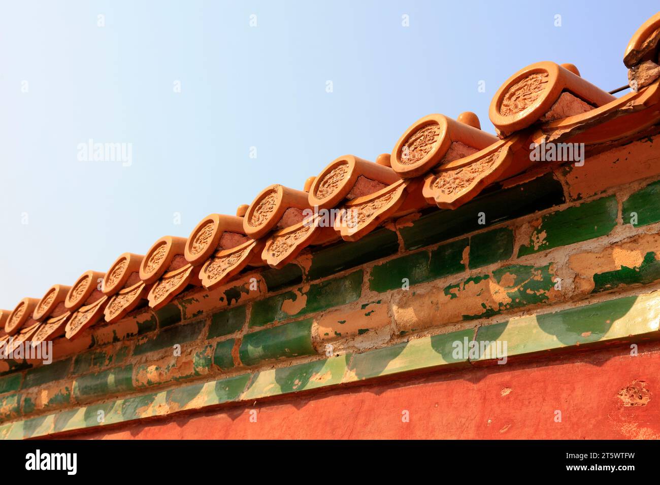 Alte glasierte Fliesenwände in China Stockfoto