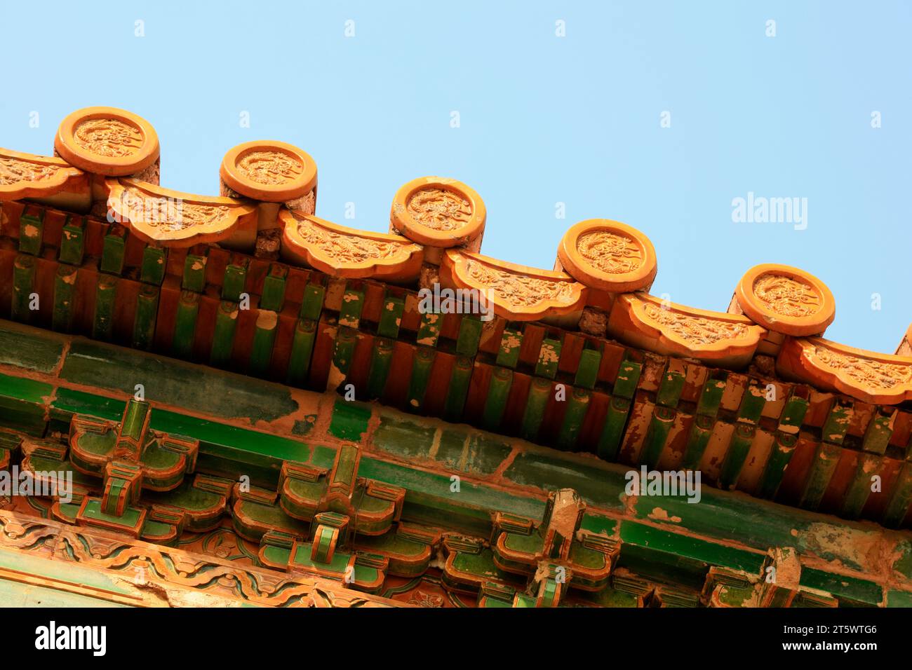 Alte glasierte Fliesenwände in China Stockfoto