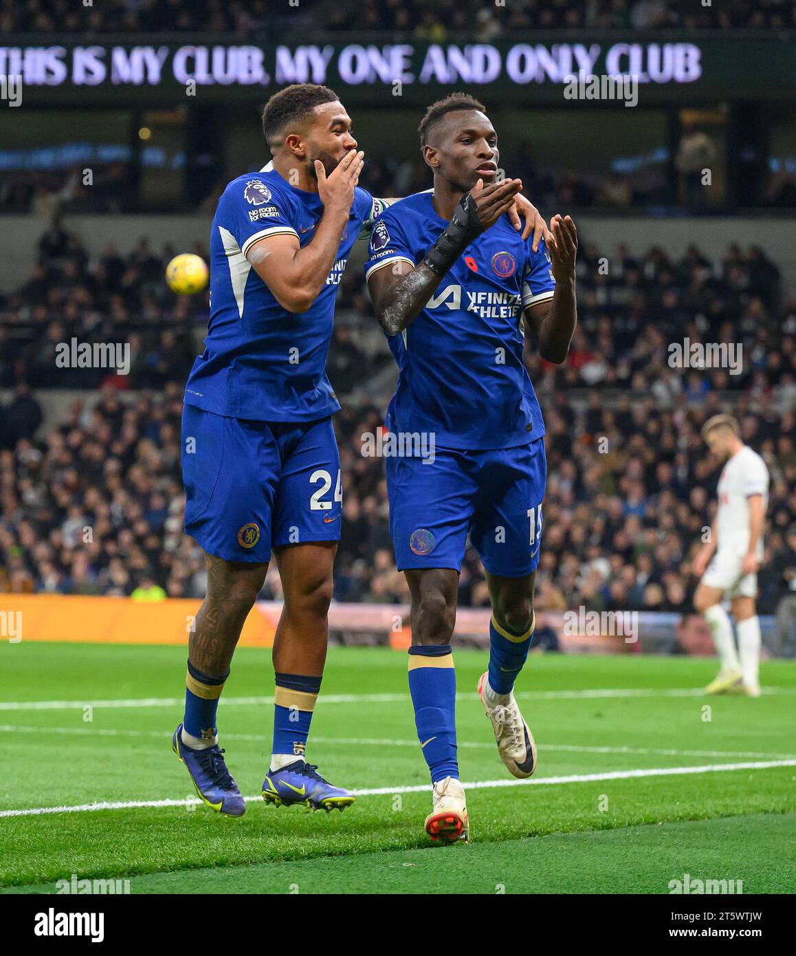 London, Großbritannien. November 2023 - Tottenham Hotspur gegen Chelsea - Premier League - Tottenham Hotspur Stadium. Nicolas Jackson von Chelsea feiert sein erstes von drei Toren gegen Spurs mit Reece James. Bildnachweis: Mark Pain / Alamy Live News Stockfoto