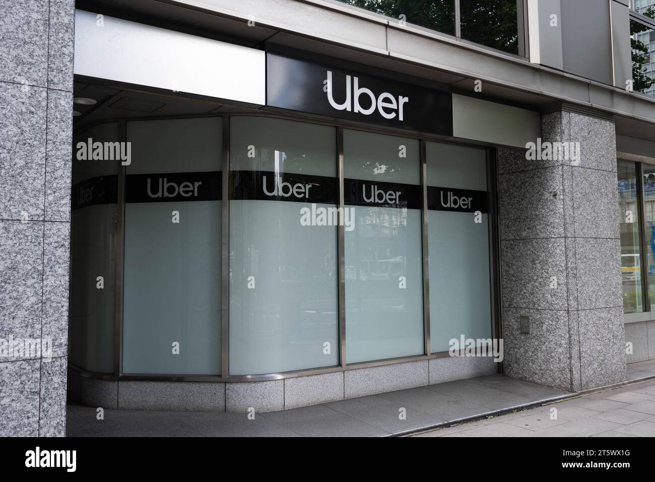 Tokio, Japan. November 2023. Die japanischen Niederlassungen des Uber ($UBER) Ridesharing-App-Tech-Unternehmens. Das große Mobilitätsunternehmen mit Sitz im Silizium-Tal hat versucht, seine Präsenz in Japan unter hartem Widerstand und Konkurrenz durch lokale Taxiunternehmen auszubauen. (Kreditbild: © Taidgh Barron/ZUMA Press Wire) NUR REDAKTIONELLE VERWENDUNG! Nicht für kommerzielle ZWECKE! Stockfoto